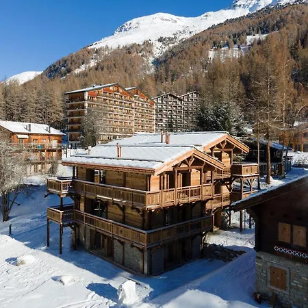 Luxe Near Lift Apartment