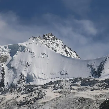 Luxe Near Lift